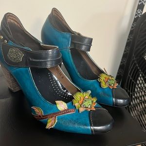 ELITE by Corkys! Teal blue and black ankle strap pumps!